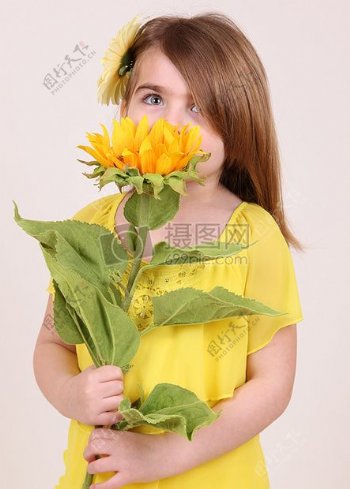 手捧鲜花的小女孩