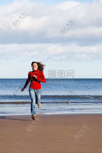 奔跑在沙滩上的女子