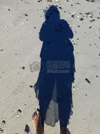 沙滩上的人物影子
