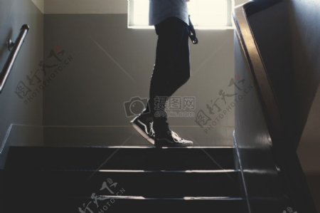 站在楼梯的人
