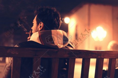 坐在椅上抽烟的男人