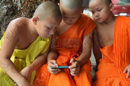 玩手机的泰国小僧侣