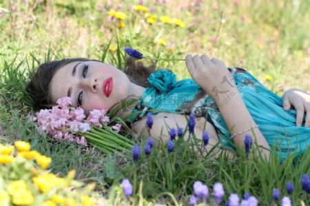 躺在草地上的女孩
