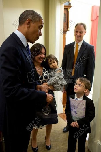 奥巴马与儿童交谈