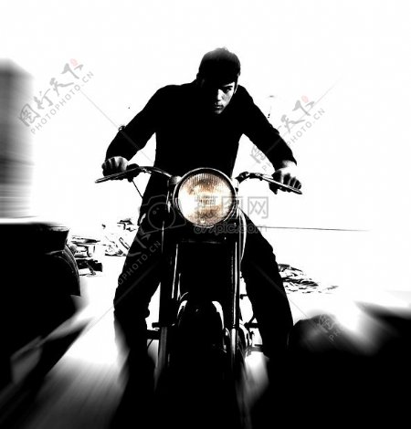 骑摩托车的男人