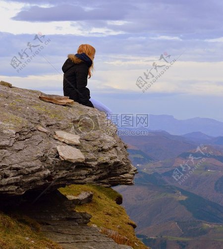坐在悬崖边的女人