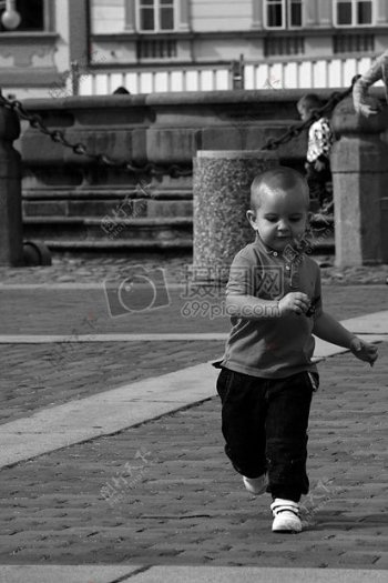 街头奔跑的小男孩
