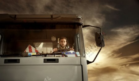 卡车里的男人图片