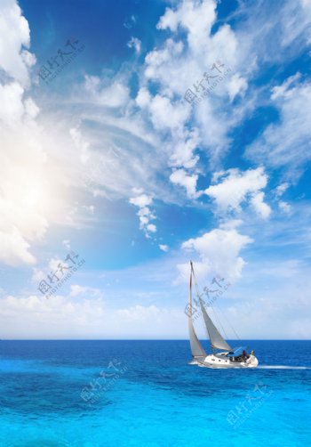 海里行驶的船图片