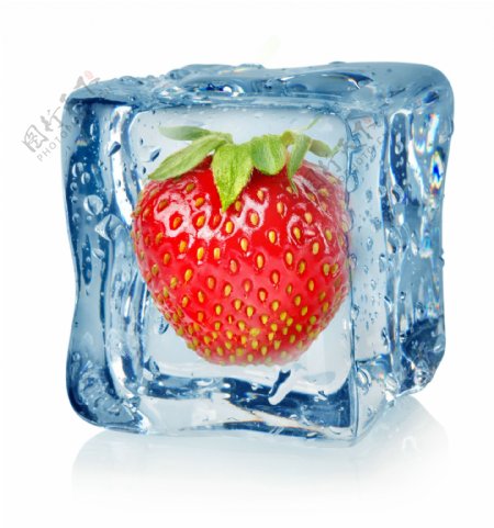 冰块里的草莓图片下载