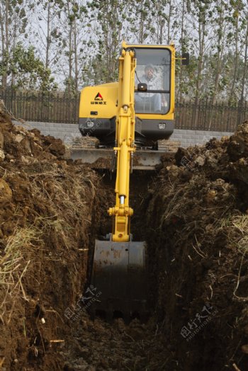挖掘机排水沟市政施工图片