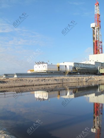 湖边的石油钻机图片