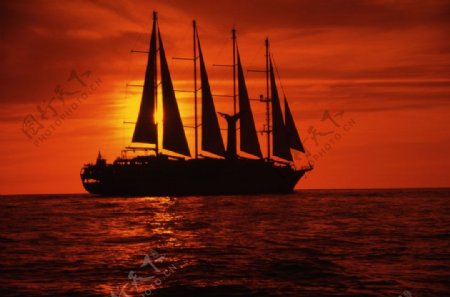红色海洋夕阳帆船图片