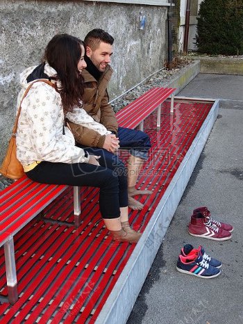 坐在长凳上的情侣