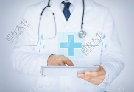 医生手中的平板电脑图片