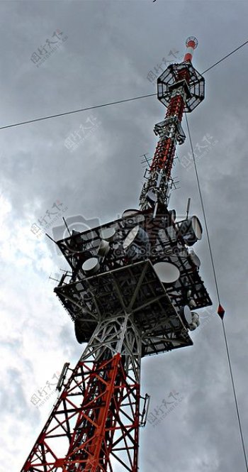 天空下的广播发射塔