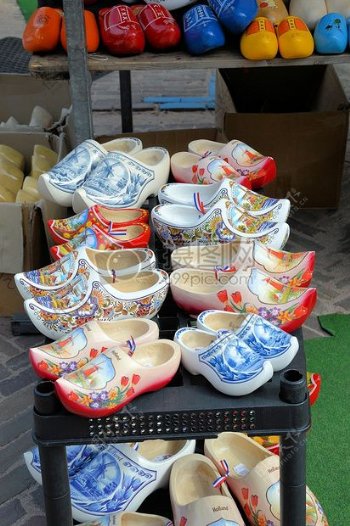 各种图案的陶瓷鞋纪念品