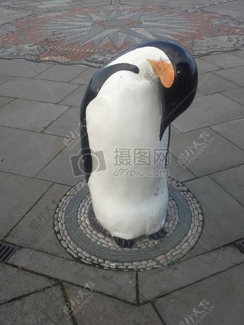 井盖上的企鹅雕塑