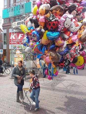 街头卖气球的小孩