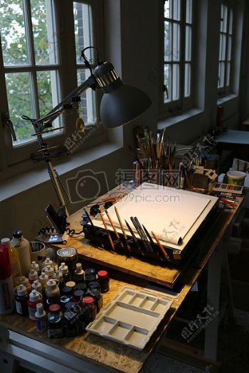 一个画家的书桌