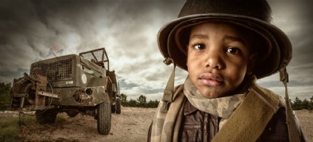 黑人儿童与战车图片