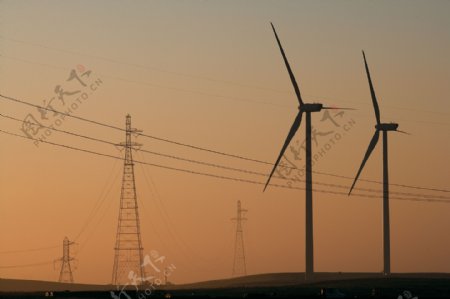 黄昏中的风力发电机图片