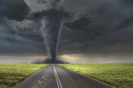 马路与龙卷风图片