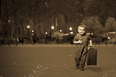 提着行李箱的小男孩
