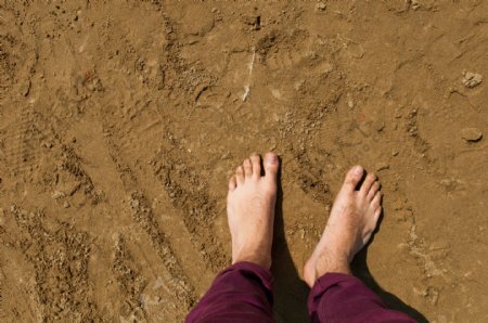 赤脚在海滩上