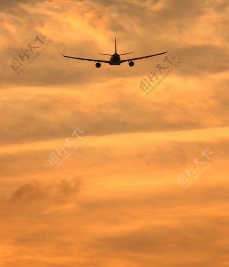 飞机飞到一个热带的目的地到日落