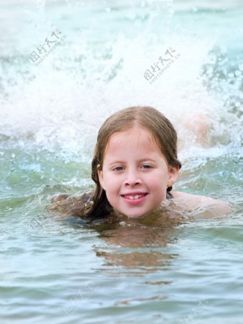 女子游泳在海