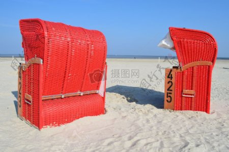 沙滩上的红色摊位