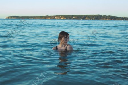 水里游泳的女子