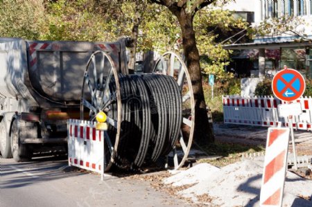 地面上的金属卷轴