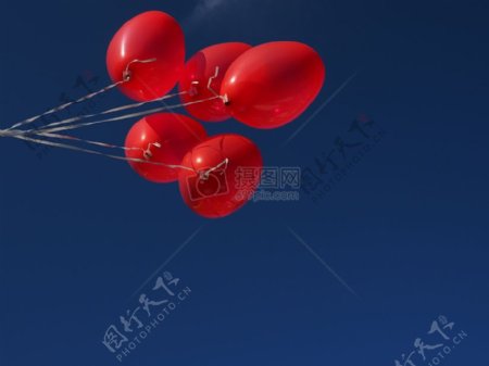 放飞的红色气球