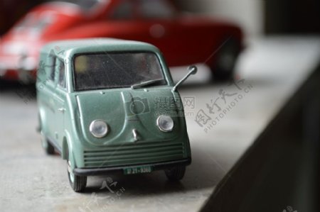 绿色的汽车玩具