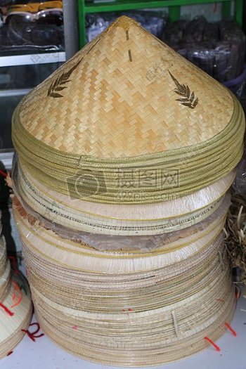 编制的越南帽子
