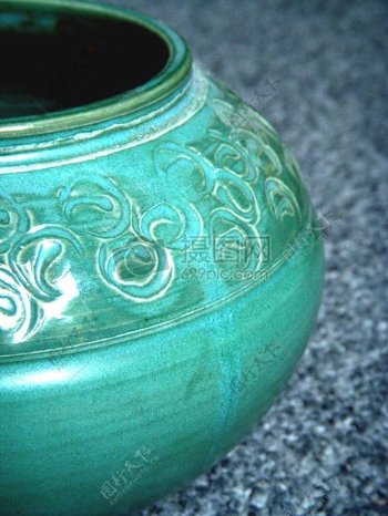 蓝色的陶瓷瓦罐
