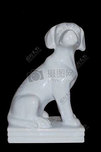 白色的狗雕塑