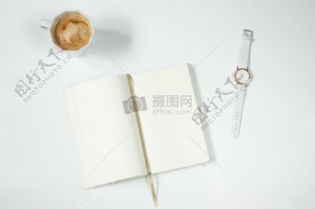 咖啡旁的白色笔记本