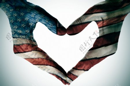 爱心手势与美国国旗