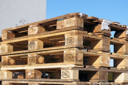 木头搭成的集装箱