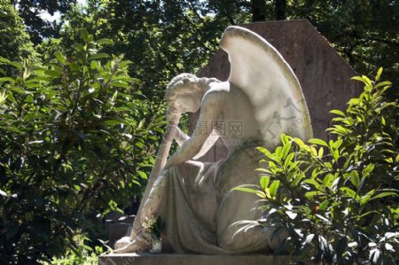 阳光下的天使雕塑