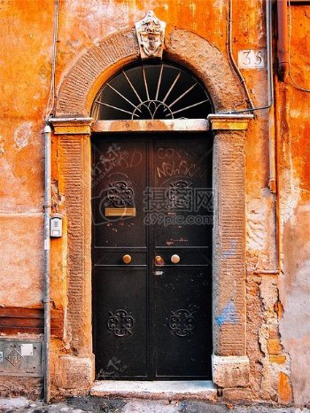 一扇古老的门