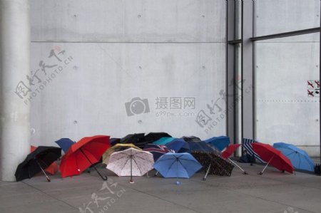 墙角的彩色雨伞