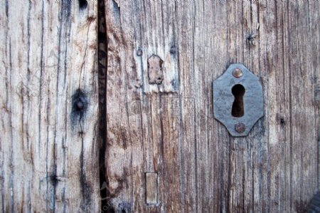 老旧木板上的钥匙孔
