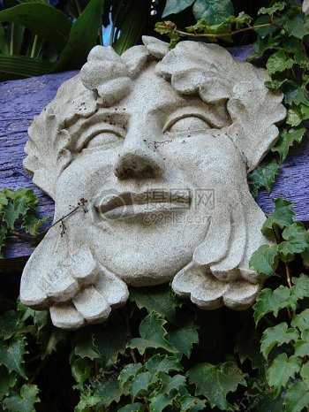 花园里的面具石像