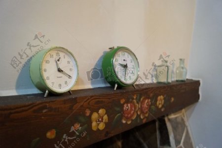 木板上的钟表