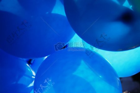 一堆蓝色的气球