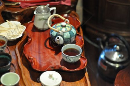 精美的陶瓷茶具